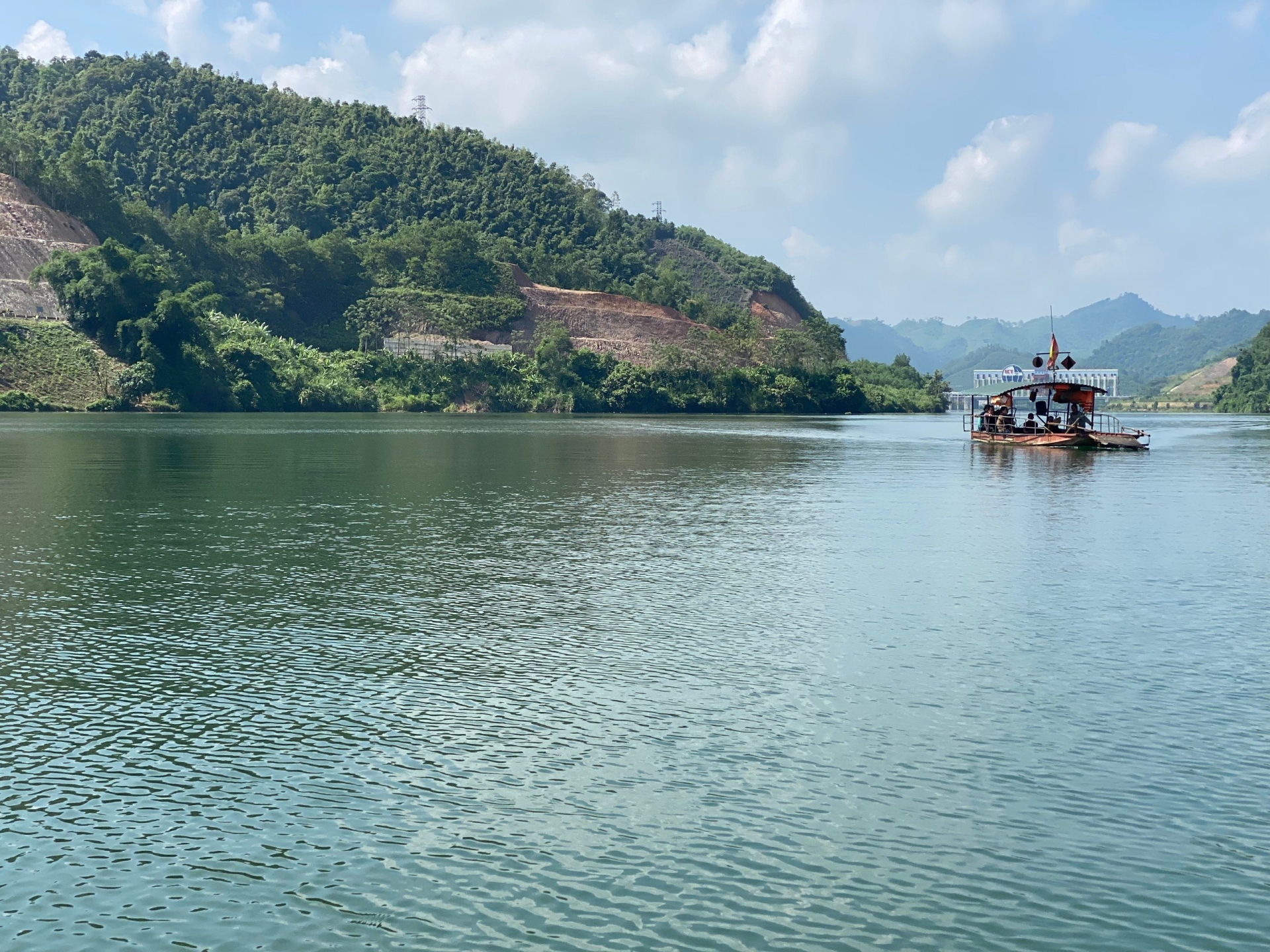 Trải nghiệm khám phá lòng hồ thủy điện TTA Chiêm Hóa